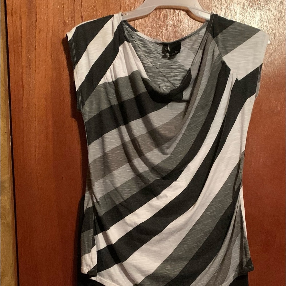 Xl top gray white and black and a black skirt